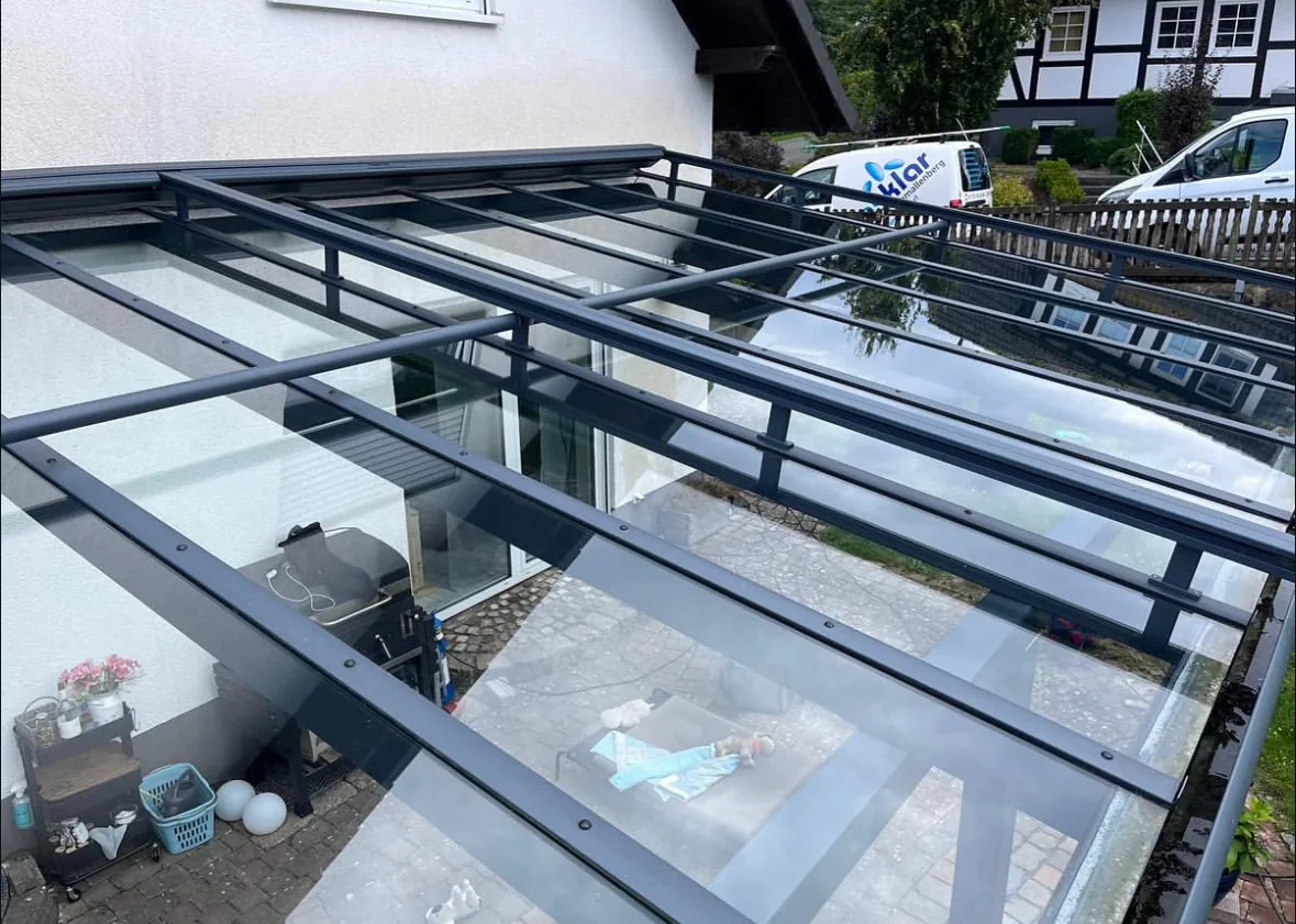 Glasdach nach der Reinigung mit klarer erkennbarer Durchsicht und Spiegelungen