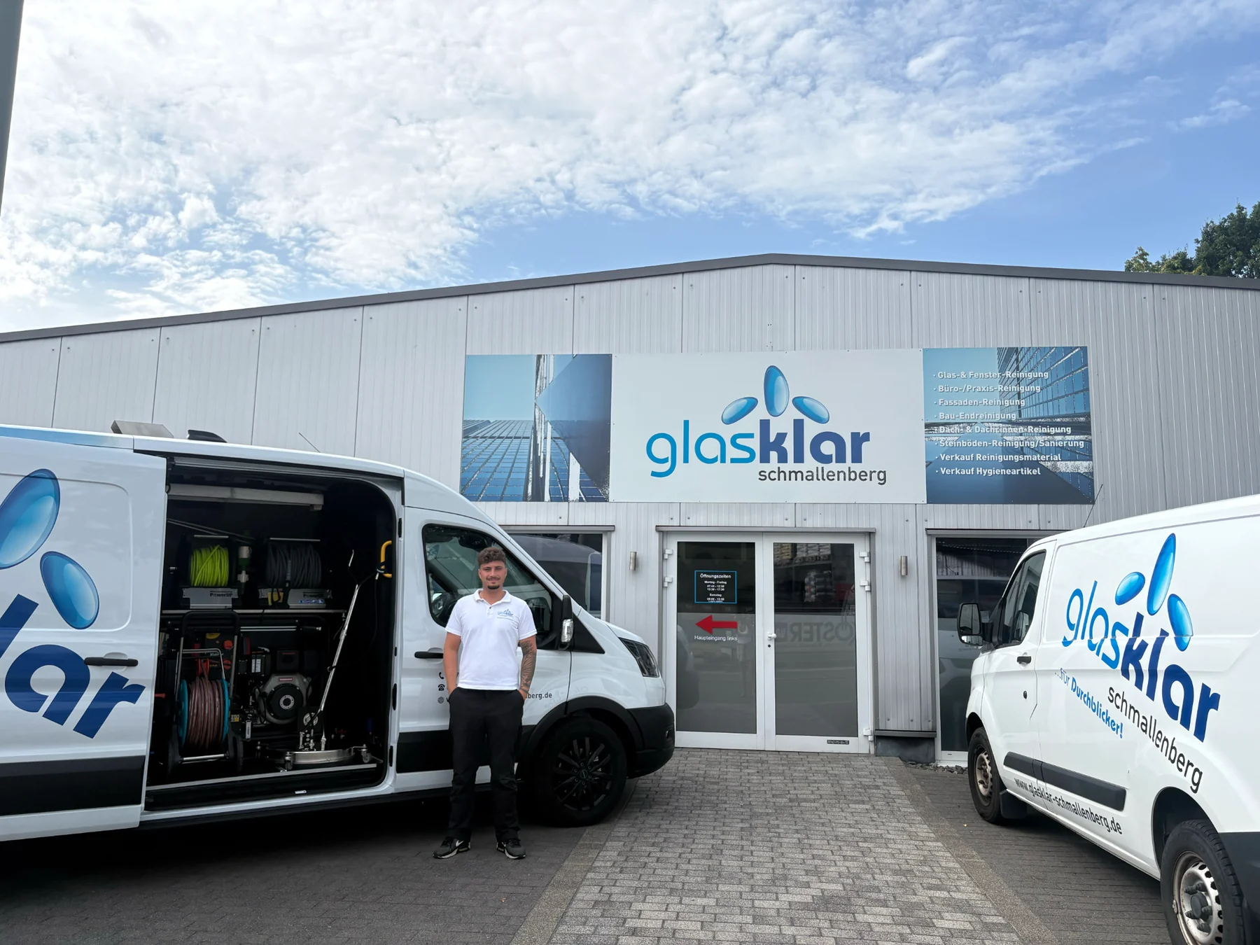 Glasklar Schmallenberg mit zwei Reinigungsfahrzeugen und professioneller Technik vor dem Betriebsgebäude